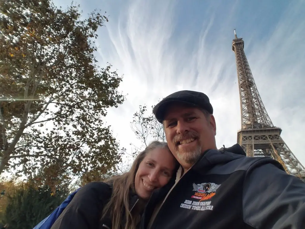 2 people in front of the eiffel tower