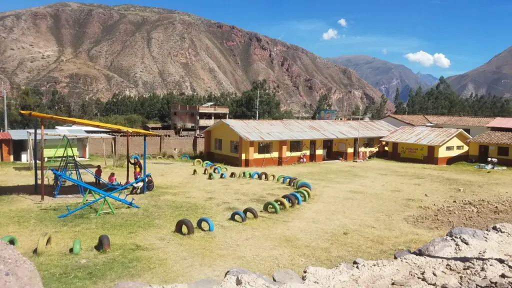 School with kids on playground in Media Luna