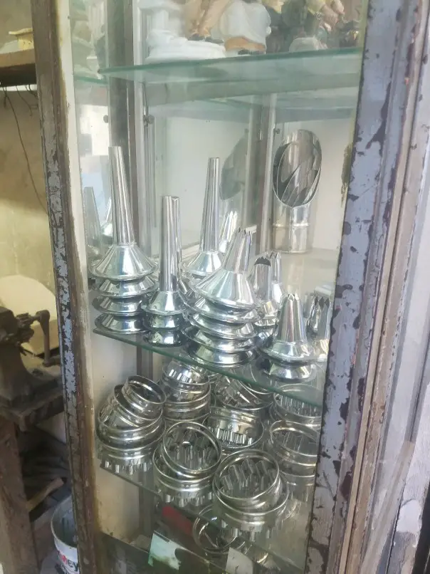 glass case full of metal containers for spleen sandwich in Palermo