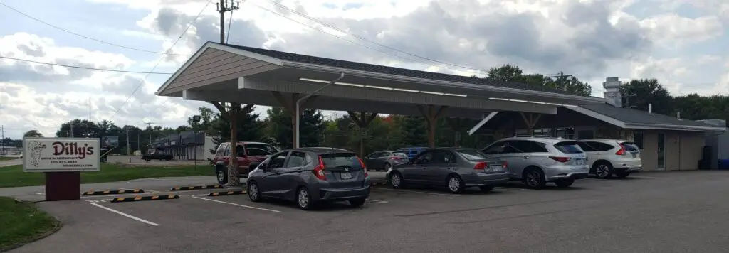 full view of dillys drive in restaurant with cars parked in front