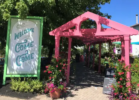 small winery entrance in niagara falls canada