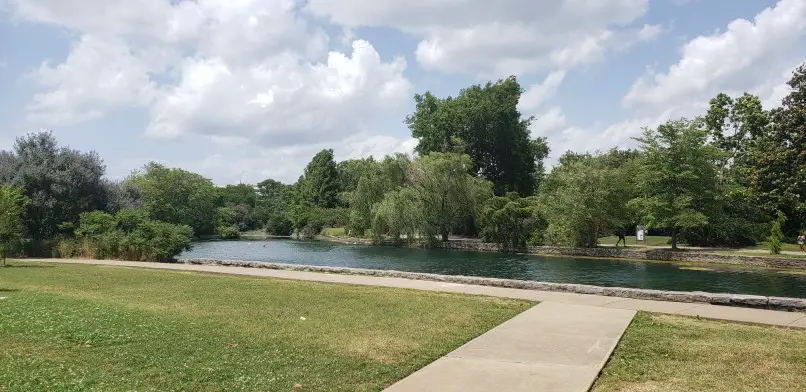 Beautiful views of green lawn and water at Centennial Park in Nashville on a weekend trip in Tennessee