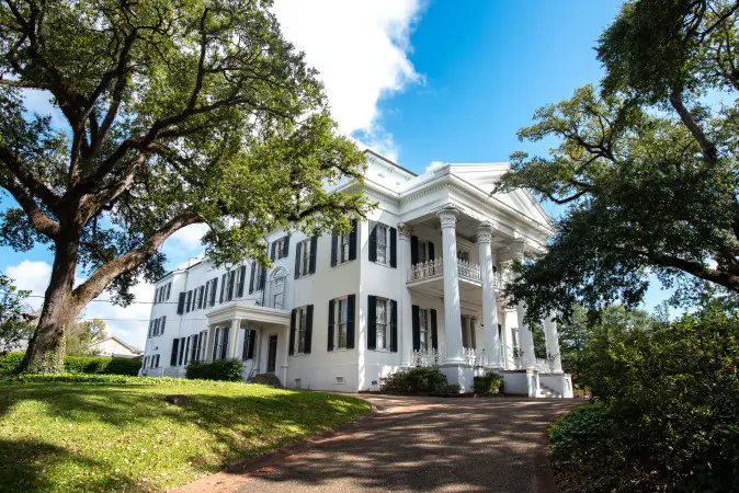 visiting antebellum houses on a relaxing us vacation in Mississippi