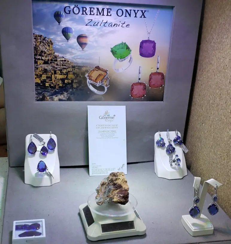 Zultanite gems in Turkey - color-changing stones