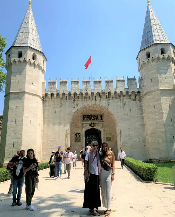 two people standing in fron tof the palace gate for an photo shoot in istanbul