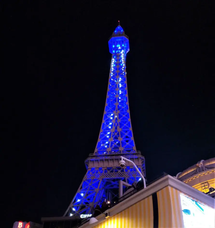 blue lights on the eiffel tower in las vegas for a free show
