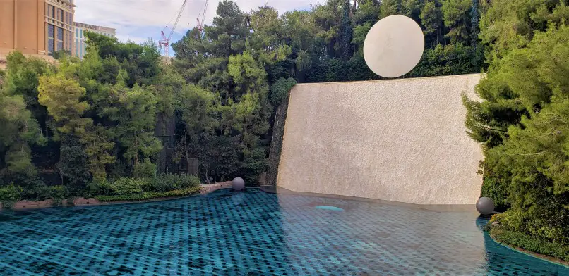 Big Pool and white screen at the Free Show in Las Vegas at Wynn Lake of Dreams