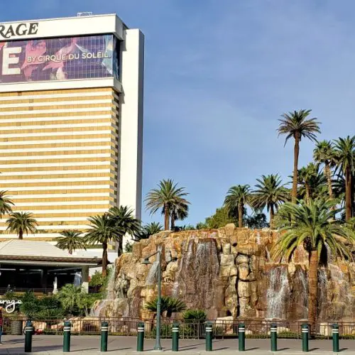 Mirage hotel in the background of a volcano that is a free show in Las Vegas