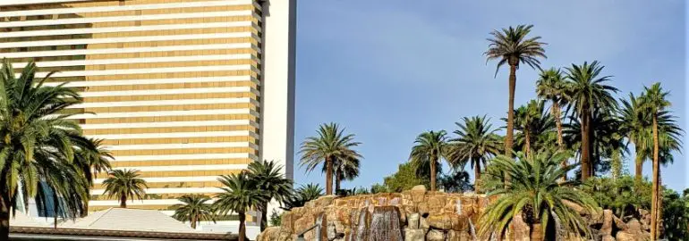 Mirage hotel in the background of a volcano that is a free show in Las Vegas