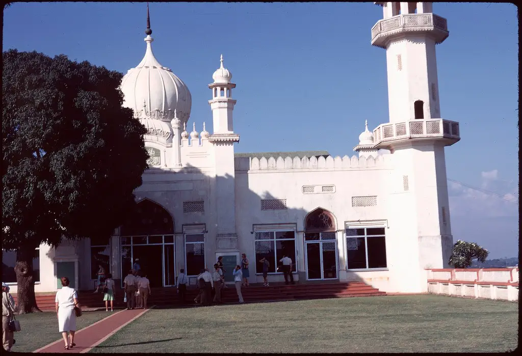 white washed mosque with minarets in Kampala